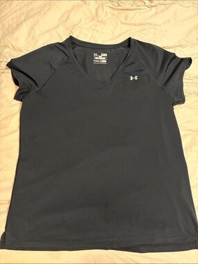 Under Armour Women's Black V-Neck Short Sleeve Performance Tee